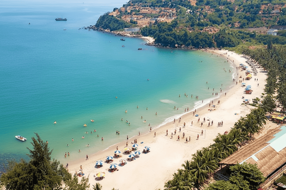 Khung cảnh bãi Bụt còn hoang sơ với bãi cát trắng, biển xanh ngọc, nước trong nhìn thấy đáy.